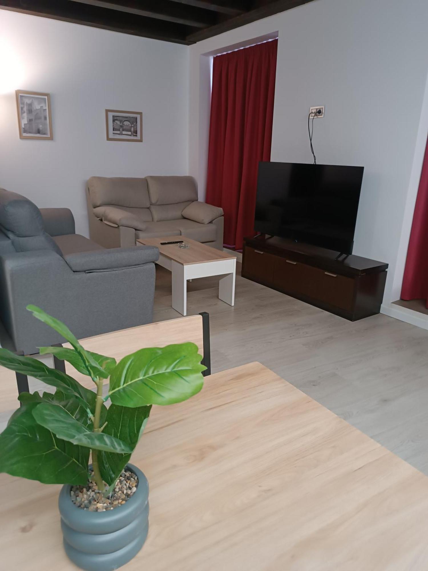 Apartamentos Turisticos Avila Puerta Del Puente 1-3 Eksteriør bilde